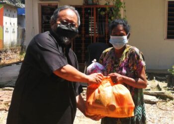 MOHD. Afendy Dahlan (kiri) menyampaikan sumbangan barang makanan kepada penduduk Kampung Sungai Rambai di Bestari Jaya, Kuala Selangor. - FOTO/ABDUL RAZAK IDRIS