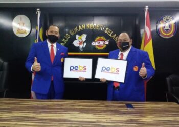 MOHD. Khairuddin (kiri) bersama Pengarah Eksekutif Majlis Sukan Selangor, Mohamad Nizam Marjugi menunjukkan logo baharu PeBS di Kompleks Belia dan Kebudayaan Selangor, Shah Alam, Selangor, hari ini. - FOTO/MOHAMAD NAUFAL MOHAMAD IDRIS