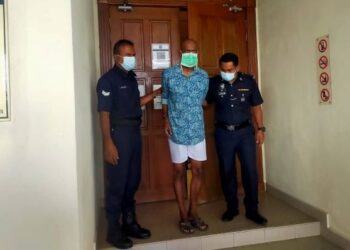 MOHD. Khairul Perbakaran yang dilepas dan dibebaskan daripada tuduhan membunuh abang kandungnya  dibawa keluar dari Mahkamah Tinggi di Alor Setar, hari ini. - FOTO/MOHD. RAFIE AZIMI