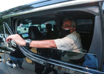 MOHD. Redzuan Md. Yusof melambai tangan ke arah petugas media sebaik keluar dari kediaman Perdana Menteri. - FOTO/AFIQ RAZALI