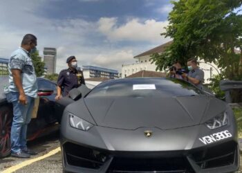 AJUNAIDI menunjukkan model kereta Lamborghini yang dirampas polis dalam satu serbuan dekat kediaman di Country Homse, Rawang di sini pada Julai lalu yang membawa kepada penangkapan individu bergelar ‘Dato’ Ken’ pada 11 Ogos. - UTUSAN / MOHAMAD ATHIR ISMAIL