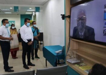 MOHD. Shahar Abdullah (tengah) dalam sesi libat urus virtual oleh Ismail Sabri Yaakob dan Tengku Zafrul Tengku Abdul Aziz melalui google meet di Bank Simpanan Nasional (BSN) Triang di Bera, Pahang. - FOTO/SALEHUDIN MAT RASAD