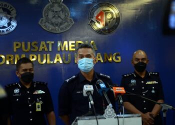 MOHD. Shuhaily Mohd. Zain bercakap pada sidang akhbar di IPK Pulau Pinang hari ini. - FOTO/IQBAL HAMDAN 