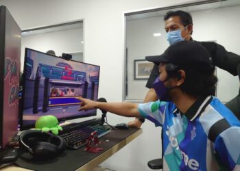 MOHD. Shahar Abdullah (berdiri) mendengar penerangan daripada Nureddy Nursal atau DaddyHood mengenai e-Sukan semasa melawat Akademi Soloz, di Johor Bahru. - FOTO/KHAIRUL MOHD. ALI
