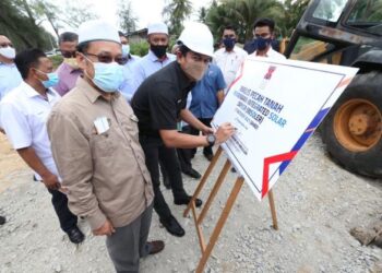 MOHD. Shahar Abdullah (dua dari kiri) menandatangani plak Majlis Pecah Projek Perusahaan Sosial Solar Dryer UMK-MoF di Kampung Geting, Tumpat, Kelantan, hari ini. - FOTO/ROSLIZA MOHAMED