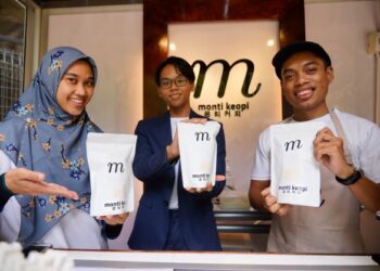 Ahmad Iskandar Ahmed (tengah) bersama sebahagian pekerja yang terdiri daripada anak-anak muda yang kreatif dan bersemangat di kafenya di kampus Universiti Kebangsaan Malaysia (UKM) Bangi, Selangor. -UTUSAN/AMIR KHALID
