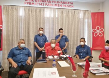 MUHYIDDIN Yassin (tengah) selepas mempengerusikan mesyuarat bersama Badan Pimpinan Bersatu Johor di Pejabat Bersatu Bahagian Pagoh, Muar, Johor. - UTUSAN/NUR ALINA HASSAN