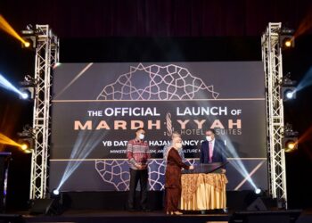 Nancy Shukri (tengah) menandatangani plag perasmian sebagai simbolik sewaktu Majlis Pelancaran Hotel Mardhiyyah di Shah Alam, Selangor. -UTUSAN/ZULFADHLI ZAKI