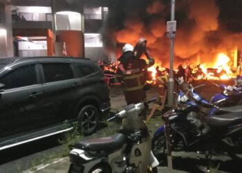 SEBANYAK 13 buah motosikal musnah dalam dalam kejadian kebakaran di Flat Desa Mawar, Ayer Itam, Pulau Pinang awal pagi tadi.