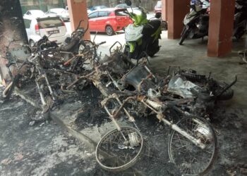 SEBANYAK 13 buah motosikal musnah dalam kejadian kebakaran Flat Pinang Emas, Batu Ferringhi, Pulau Pinang awal pagi tadi.