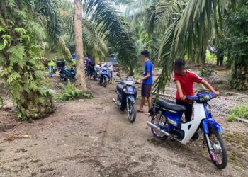 SEBAHAGIAN penunggang motosikal yang berjaya ditahan polis dalam Op Motosikal di sebuah kebun sawit berdekatan Kampung Parit Haji Dahlan dan Parit Haji Omar, di Api-Api Pontian, Johor