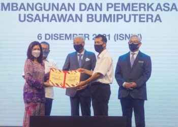 KETUA Setiausaha Kementerian Pembangunan Usahawan dan Koperasi, Datuk Suriani Ahmad menyerahkan dokumen perjanjian persefahaman kepada Md. Silmi Abdul Rahman sambil disaksikan Ismail Sabri Yaakob; Menteri Pembangunan Ushawan dan Koperasi, Tan Sri Noh Omar dan Menteri di Jabatan Perdana Menteri, Datuk Dr. Abd Latiff Ahmad (dua dari kiri)  pada Majlis Pelancaran TPB2030 di KLCC, hari ini. - UTUSAN/SHIDDIEQIIN ZON