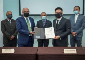 AMINUDIN Adam (tengah) menyaksikan pertukaran dokumen antara Ketua Pegawai Eksekutif YGMB, Datuk Wan Munadi Wan Mamat (dua dari kanan) dan Naib Presiden Kanan Takaful Ikhlas Berhad, Mohd. Jafni Abd. Jalil (dua dari kiri) selepas menandatangani memorandum persefahaman (MOU) pelancaran Skim Emas kerjasama antara YGMB dengan Takaful Ikhlas Berhad di Hotel Le Meridian di sini, hari ini. 
Turut sama, Ketua Pegawai Eksekutif Ikhlas Teguh Resources, Mohd. Yusof Mohd. Lazim (kanan) dan Ahli Lembaga Pemegang Amanah YGMB, Mohammad Yong Salleh (kiri). -UTUSAN/ FARIZ RUSADIO