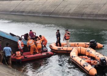 PASUKAN penyelamat melakukan operasi mencari serta menyelamat mangsa kemalangan bas di Madhya Pradesh, India. - AGENSI