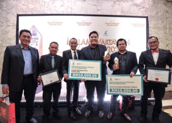 Pengarang Media Mulia, Mohamad Azlan Jaafar (tiga dari kiri) dan Pengarang Kosmo!, Wan Hasnan Wan Hassan (kiri) bersama kakitangan syarikat itu yang  merangkul anugerah dalam Hadiah Kewartawanan Malaysia MPI-Petronas 2021 (HKM2021), malam tadi.