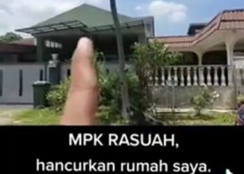 TANGKAP layar potongan video dibuat seorang individu tular apabila mendakwa pegawai MPK mengambil rasuah apabila meluluskan kerja-kerja pengubahsuaian rumah di Klang, Selangor, baru-baru ini.