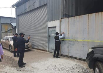 anggota penguat kuasa Majlis Perbandaran Klang menampal notis penutupan premis tidak berlesen dalam operasi di Jalan Haji Sirat, Klang, Selangor semalam. –UTUSAN/ISKANDAR SHAH MOHAMED