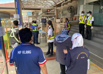 ANGGOTA MPK membuat pemeriksaan ke atas sebuah kilang di Klang, Selangor, semalam. - IHSAN MPK
