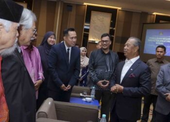PENGERUSI Majlis Pemulihan Negara (MPN), Tan Sri Muhyiddin Mohd Yassin beramah mesra bersama para peserta pada Seminar Kebangsaan: Pemulihan Negara dan Keterangkuman Sosial di Putrajaya, baru-baru ini. – FOTO/FAISOL MUSTAFA