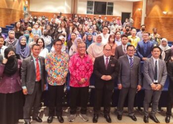 MOHAMMAD Shatar (tengah, depan) bersama-sama warga IPT dari sekitar Sarawak yang menyertai Sesi Jelajah MQA di Universiti Malaysia Sarawak (Unimas), Sarawak.