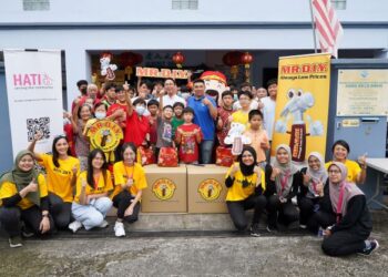 SUKARELAWAN MR. D.I.Y. dan HATI menghulurkan sumbangan sempena perayaan Tahun Baharu Cina kepada penghuni Rumah Victory, Kuala Lumpur.