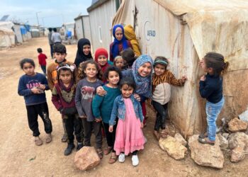 SUKARELAWAN perubatan MRA bersama kanak-kanak di Jindares, Syria., baru-baru ini.
