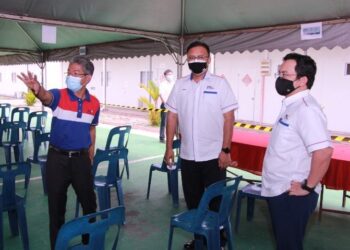 ISHAM Ishak (tengah) diberi taklimat mengenai pelaksanaan dan persediaan PPVIN Kem Induk ECRL Dungun, Terengganu. - IHSAN MRL