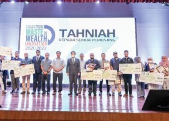 TIMBALAN Menteri Perdagangan Antarabangsa dan Industri (MITI), Senator Datuk Lim Ban Hong (tengah) bergambar bersama pemenang dalam Majlis Penyampaian Hadiah Pertandingan Reka Bentuk ‘Waste to Wealth Innovation’ 2021/2022 di Dewan Perdana MITI, Kuala Lumpur, kelmarin. – UTUSAN/MUHAMAD IQBAL ROSLI
