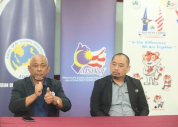 PRESIDEN MSDeaf, Ong Shin Ruenn (kanan) bersama Presiden ADSF, Kamarzaman Harun dalam sidang akhbar SEADG 2022 di Kuala Lumpur hari ini.