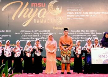 PROF. Tan Sri Dr. Mohd. Shukri Ab. Yajid (enam dari kanan) dan Prof. Puan Sri Dr. Junainah Abd. Hamid bergambar bersama anak-anak yatim yang menerima sumbangan dalam program MSU Ihya Ramadan 2023 di Shah Alam, baru-baru ini.