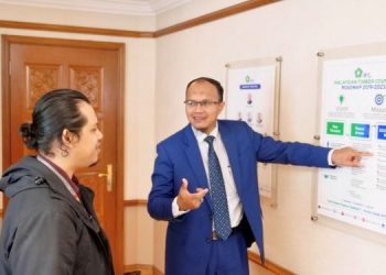Muhtar Suhaili menerangkan roadmap MTC bagi tempoh 2019 hingga 2023 untuk memacu 
industri perkayuan negara kepada wartawan Utusan Malaysia, Ku Syafiq Fozi di Kuala Lumpur, 
baru-baru ini. – UTUSAN/ FARIZ RUSADIO