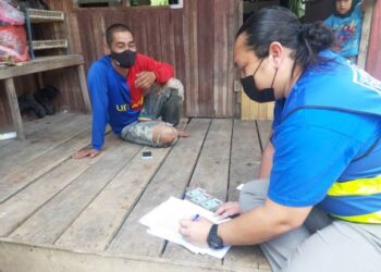 Seorang sukarelawan MTSP mengambil maklumat diri seorang penduduk untuk program vaksinasi di Kampung Chegar Perah, Lipis baru-baru ini.