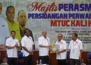 ISMAIL SABRI YAAKOB menerima cenderahati daripada Timbalan Presiden MTUC, Mohd Affendy Abdul Ghani pada Majlis Perasmian Persidangan Perwakilan MTUC ke-42,  di ibu negara hari ini. Turut hadir Menteri Sumber Manusia, Datuk Seri M. Saravanan (dua kiri) UTUSAN /SHIDDIEQIIN ZON