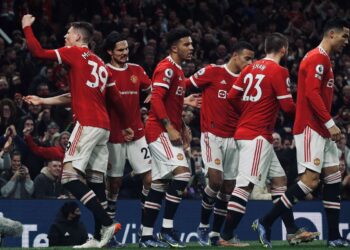 PEMAIN Manchester United meraikan kejayaan menumpaskan Burnley dalam perlawanan Liga Perdana Inggeris di Old Trafford, Manchester semalam.