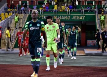 SEBAIK sahaja pusingan kedua Liga Super bersambung, Melaka United yang seri 0-0 menentang Negeri Sembilan, Sabtu lalu dikaitkan dengan masalah tunggakan gaji dan menyebabkan beberapa pemain mahu meninggalkan skuad Sang Kancil. – IHSAN MELAKA UNITED