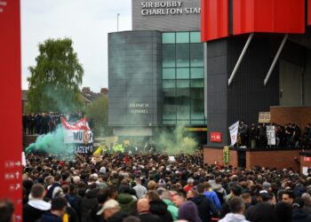 TINDAKAN penyokong menceroboh Old Trafford, Ahad lalu menyebabkan pertemuan Manchester United dan Liverpool terpaksa ditunda.