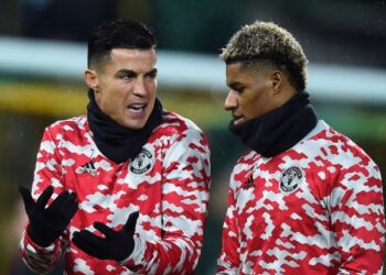 MARCUS Rashford (kanan) menjadi pilihan Erik ten Hag untuk mengetuai serangan Manchester United berbanding Cristiano Ronaldo.