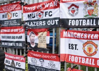 PROTES anti-Glazer yang dilancarkan penyokong Manchester United sejak bertahun-tahun lalu akhirnya mendorong hartawan Amerika Syarikat itu untuk menjual kelab dalam masa terdekat.