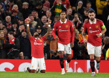 MANCHESTER United menjulang trofi pertama dalam tempoh enam tahun dengan muncul juara Piala Liga.