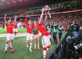 PEMAIN Manchester United meraikan kejayaan muncul juara Piala Liga selepas menumpaskan Newcastle United 2-0 dalam perlawanan akhir di Stadium Wembley, London semalam. – AFP