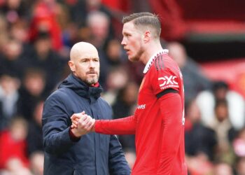 ERIK ten Hag (kiri) mengekalkan Wout Weghorst kerana statistik menunjukkan penyerang Belanda itu lebih menguntungan Manchester United berbanding Cristiano Ronaldo.