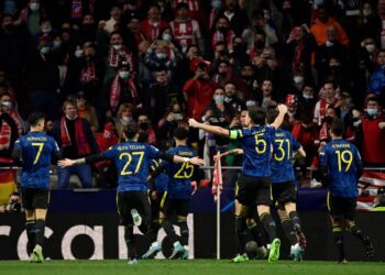 PEMAIN-pemain Manchester United meraikan jaringan Anthony Elanga ketika menentang Atletico Madrid dalam saingan Liga Juara-Juara di Stadium Wanda Metropolitano, Madrid hari ini. - AFP