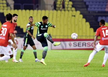 AKSI Melaka United (jersi hijau) dan KL City dalam saingan Liga Super malam tadi berakhir seri tanpa jaringan. - UTUSAN/RASUL AZLI SAMAD