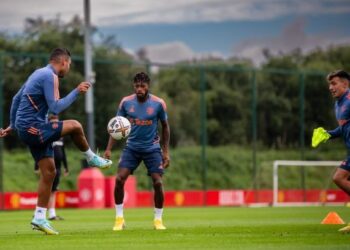 CASEMIRO (kiri) dan Fred perlu mengelak daripada dilayangkan kad kuning apabila Manchester United menentang Crystal Palace esok.