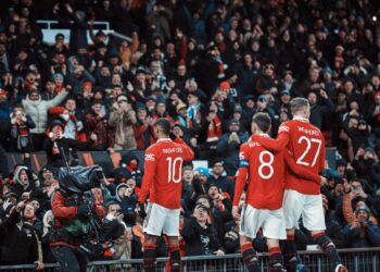 PEMAIN Manchester United meraikan jaringan Marcus Rashford (kiri) ketika menentang Real Betis pada perlawanan pertama, pusingan 16 akhir Liga Europa di Old Trafford semalam.