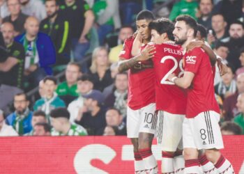 MANCHESTER United mengalami kekalahan ketujuh musim ini selepas tewas 2-0 kepada Newcastle United.