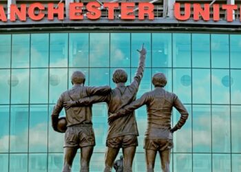 HARGA RM32.84 bilion yang diletakkan Keluarga Glazers untuk Manchester United dianggap keterlaluan.