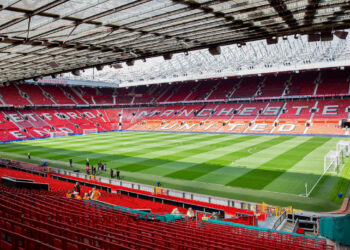 SYARIKAT yang mendapat sokongan kerajaan Qatar dikatakan berminat untuk mengambil alih Manchester United selepas pemiliknya  meletakkan kelab itu di pasaran untuk dijual.