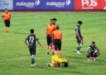 MAHMOUD Nayef Ahmad Almardi (tengah) meraikan gol ketiga Kedah ketika menumpaskan Melaka United dalam aksi Liga Super di Stadium Hang Jebat, Paya Rumput kelmarin. - UTUSAN/RASUL AZLI SAMAD