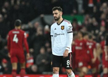 REAKSI Bruno Fernandes ketika Manchester United dimalukan 7-0 oleh Liverpool dalam aksi Liga Perdana Inggeris di Anfield, 
Ahad lalu.
